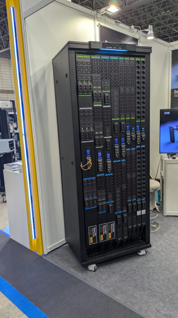 ラックに詰め込まれた、超高電流PDU。
3相交流から、1ユニットで180Aまで出力可能なんだとか・・・。
電力はいいけど、どうやって冷やすんだろう・・。